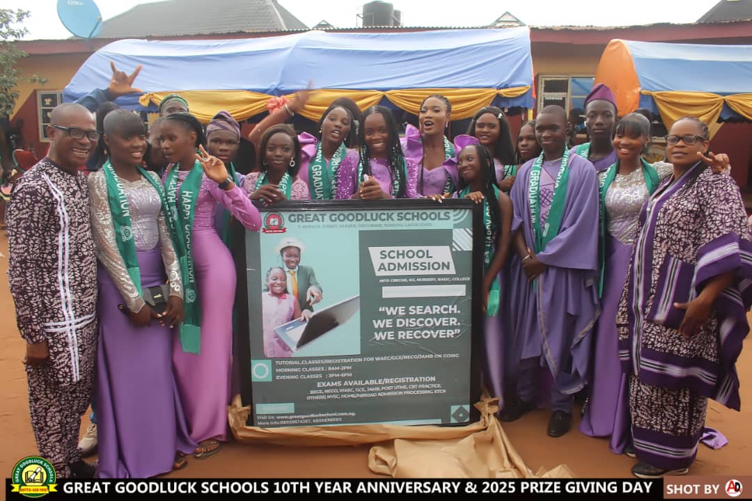 Students and staff at the 10th Year Anniversary and Prize Giving Day